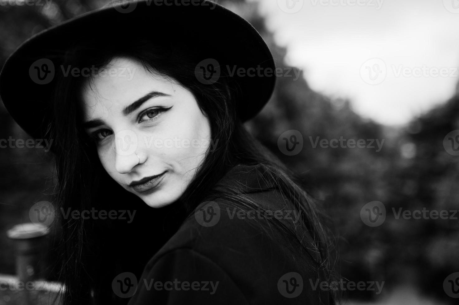 sinnliches Mädchen ganz in Schwarz, roten Lippen und Hut. gotische dramatische frau. Schwarz-Weiß-Porträt. foto