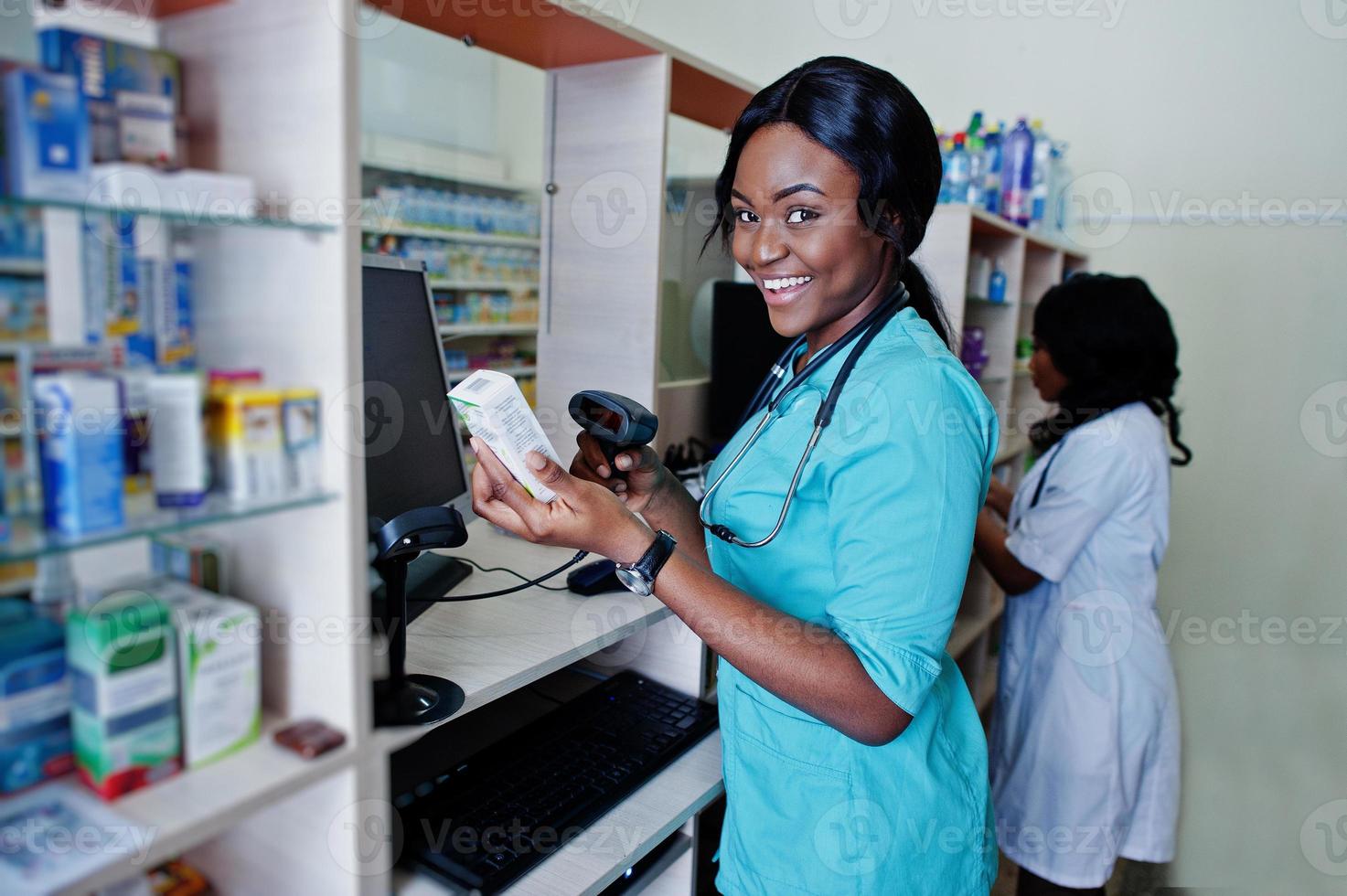 zwei afroamerikanische apotheker, die in der apotheke der krankenhausapotheke arbeiten. Afrikanisches Gesundheitswesen. foto