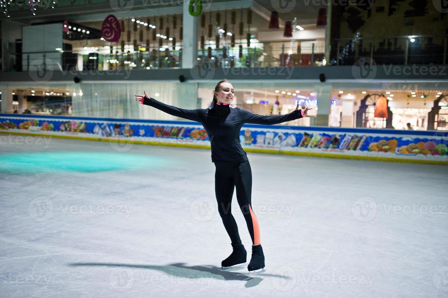 Eiskunstläuferin auf der Eisbahn. foto