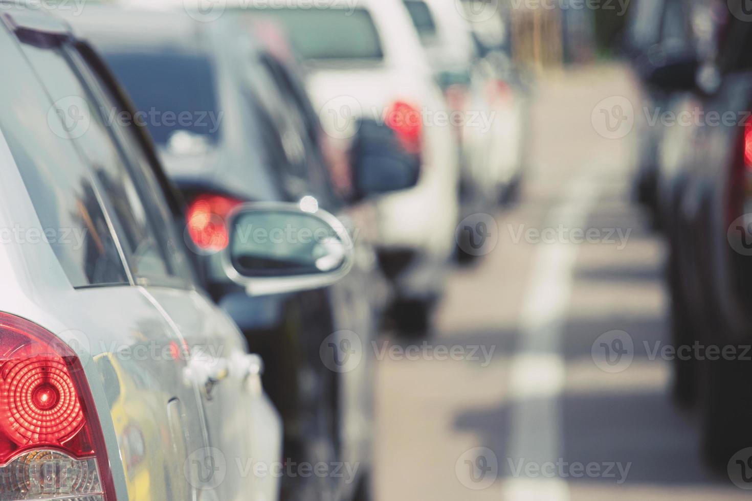 Luftautoparkplatz im Freien, hintere Autos in Reihenparken am Straßenrand. foto