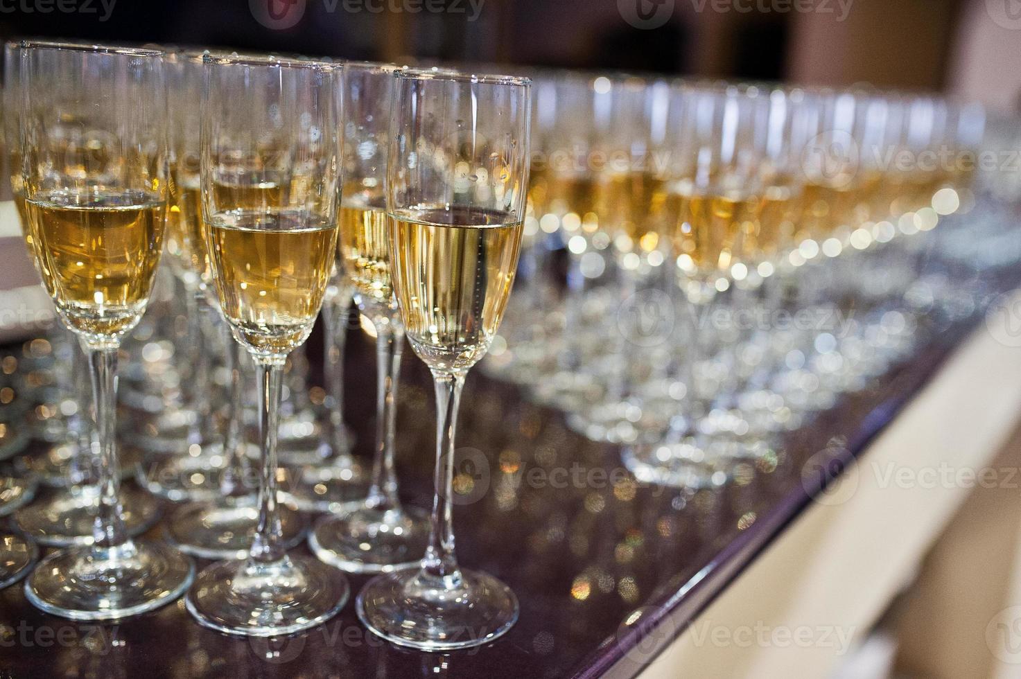 verschiedene alkoholische getränke in gläsern auf dem tisch im restaurant oder in der bar. foto