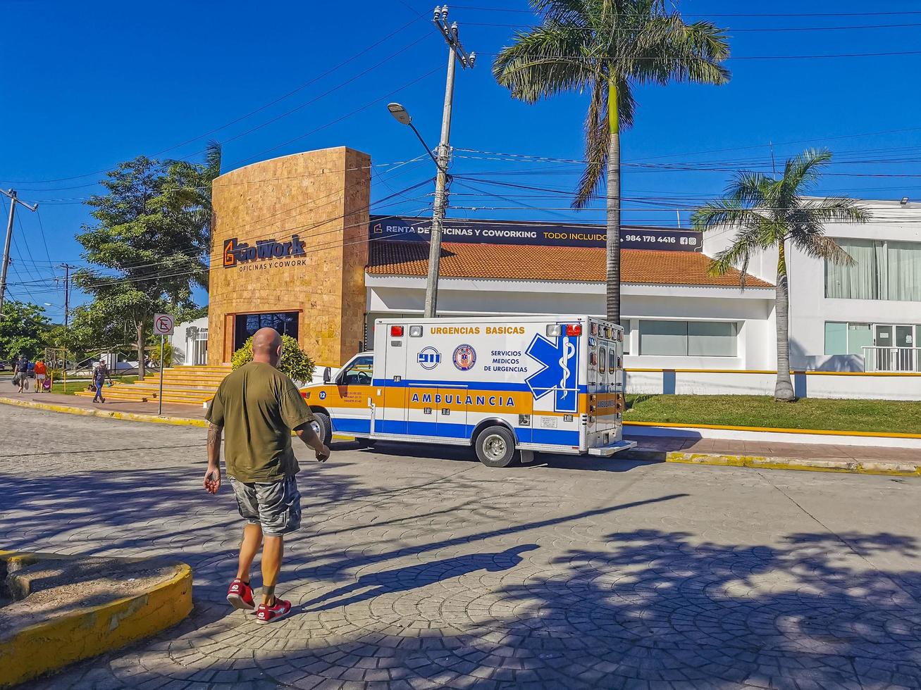 cancun quintana roo mexico 2022 typische straßenautos gebäude und stadtbild von cancun mexiko. foto