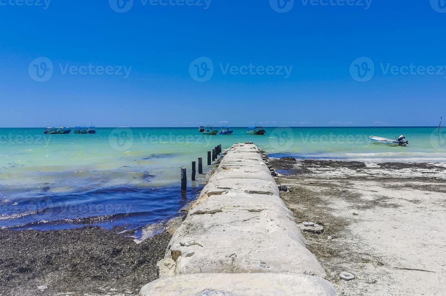 schöne holbox insel strand sandbank panorama türkis wasser menschen mexiko. foto