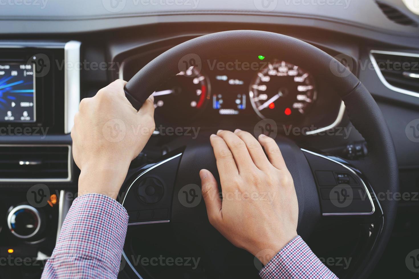 Mann, der während der Fahrt Hupe drückt, sitzt in einem Auto mit