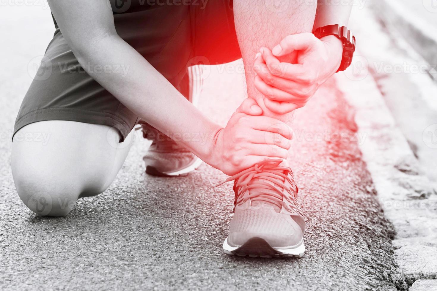 Läufer berührt schmerzhaft verdrehten oder gebrochenen Knöchel. Trainingsunfall eines Sportlers. Sport Running Knöchel verstauchte Verstauchung verursachen Verletzungen. foto