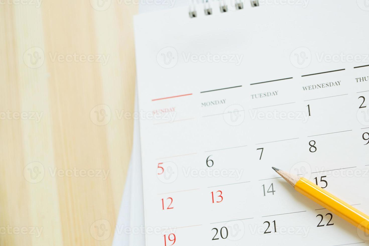 Kalenderseitennummer schließen. Bleistift gelb, um das gewünschte Datum zu markieren, um die Erinnerung auf dem Tisch zu erinnern. leerer Platz für Text. foto