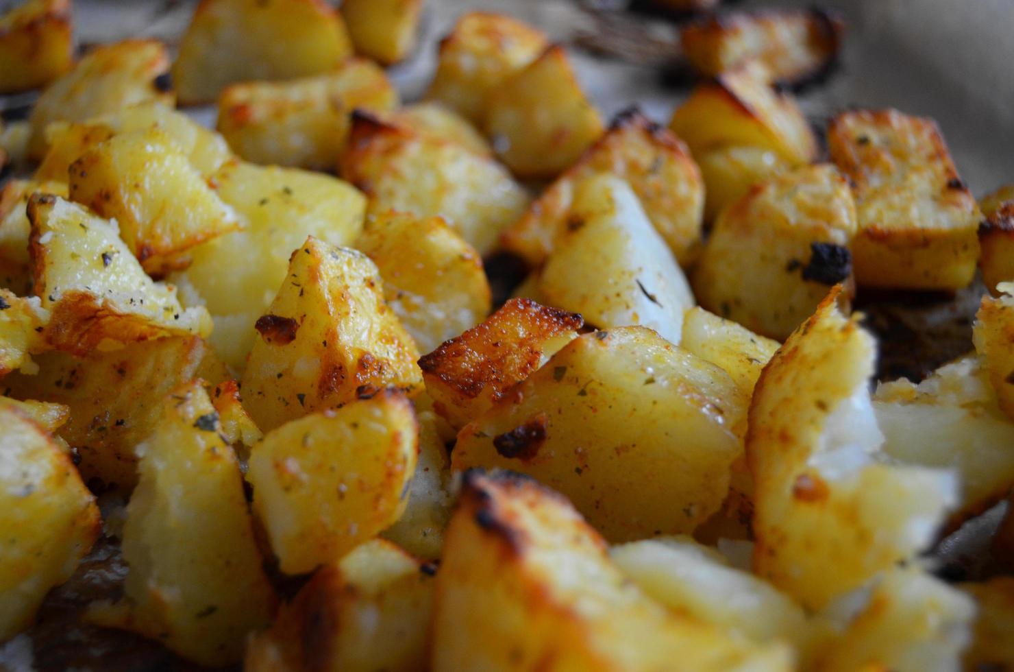 Bratkartoffeln im Ofen. Hausmannskost, Restaurant, Café. foto