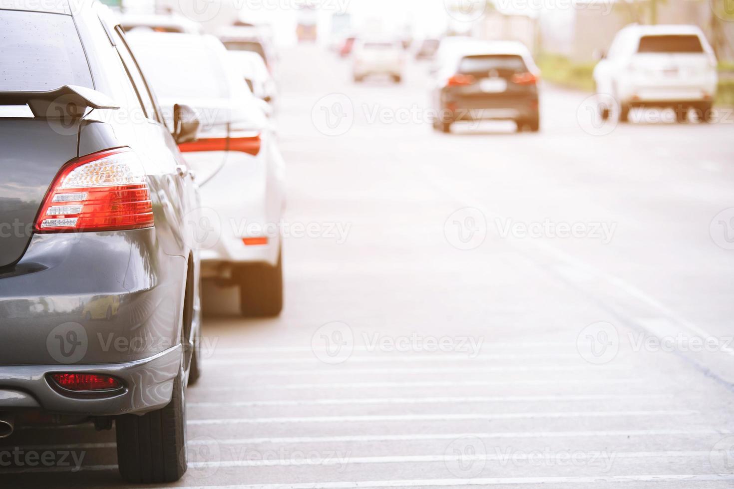 Luftautoparkplatz im Freien, hintere Autos in Reihenparken am Straßenrand. foto