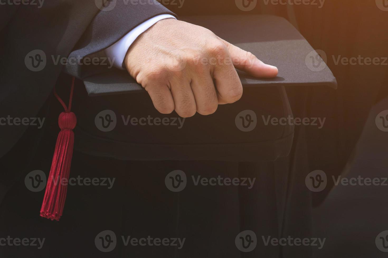 schuss von abschlusshüten während des anfangs erfolgsabsolventen der universität, konzept bildung glückwunsch. Abschlussfeier, gratulierte den Absolventen der Universität während der Aufnahme foto