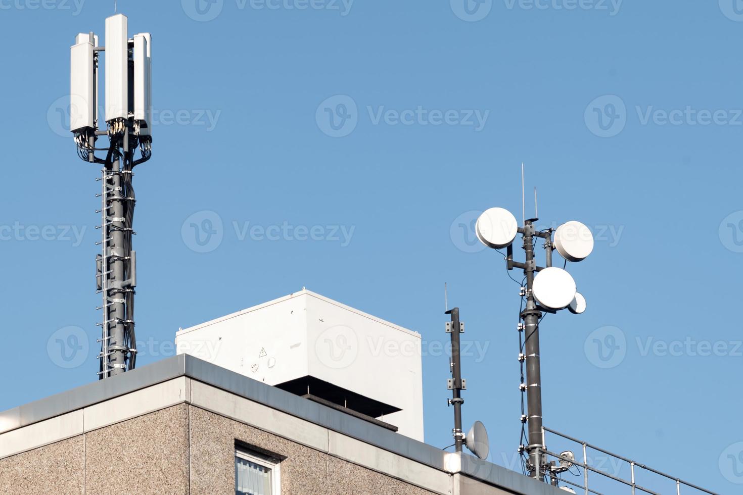 Handy-Antennenturm auf einem Dach foto