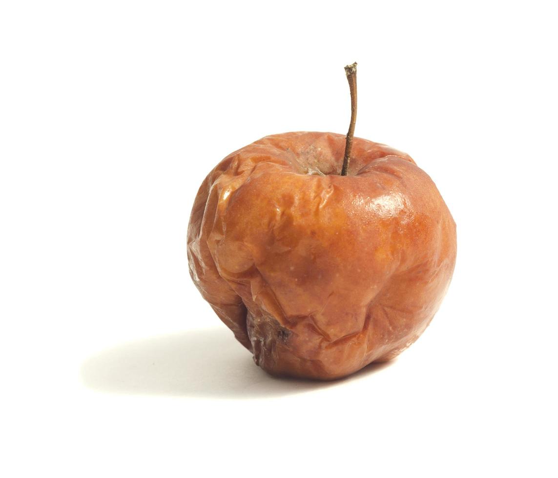 verrottende äpfel, zerfalls- und abfallkonzept. ungesunder verfallener fauler apfel isoliert auf weißem hintergrund. foto