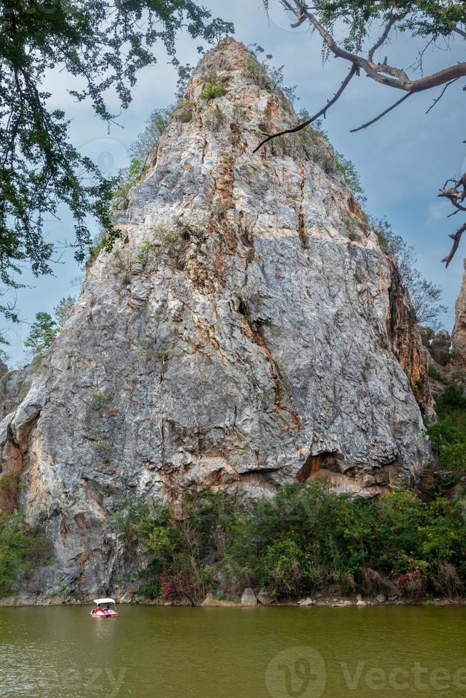 Rock-Mountain-Szene und Hintergrund des blauen Himmels. grüne botanik unter dem berg. foto