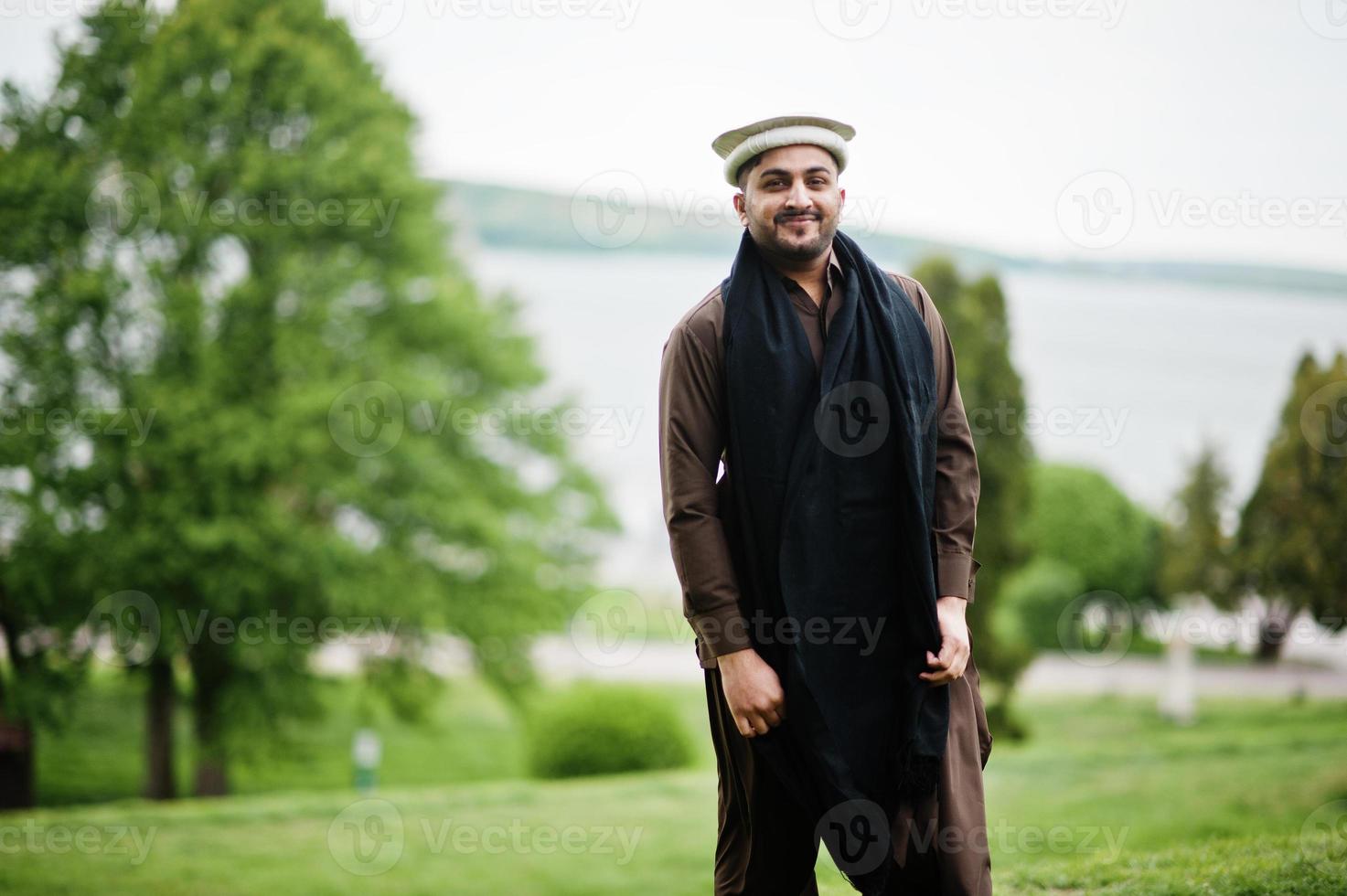 Der pakistanische Pathan-Mann trägt traditionelle Kleidung. foto