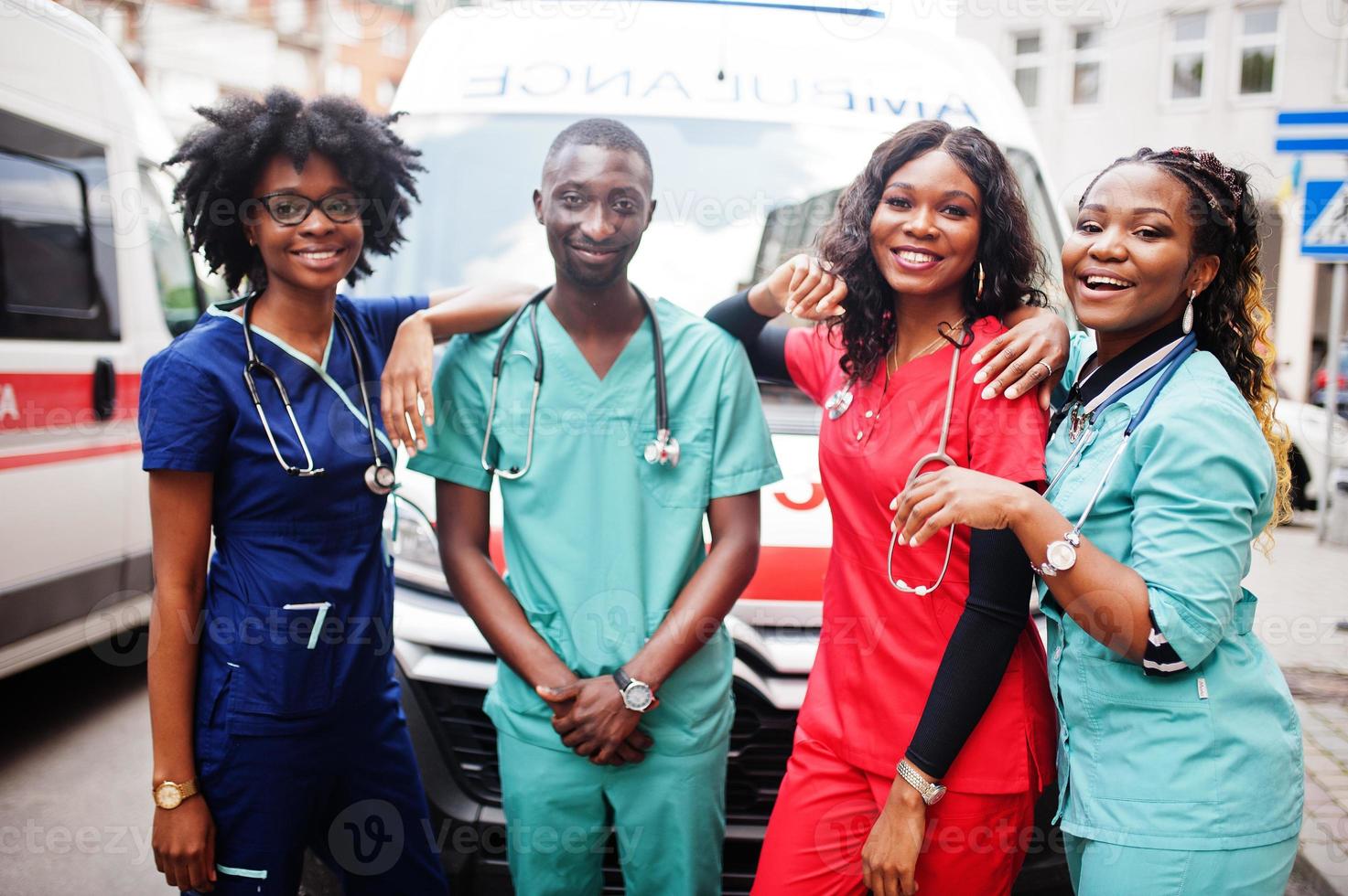 gruppe afrikanischer sanitäter krankenwagen notbesatzung ärzte. foto