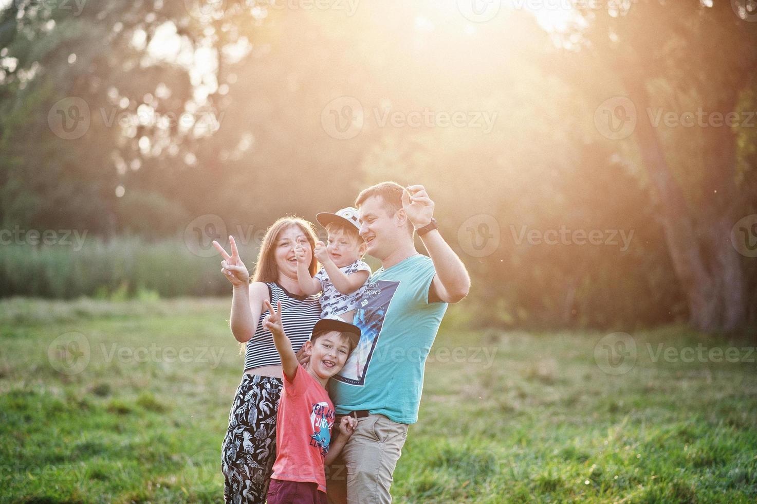 glückliche junge Familie foto