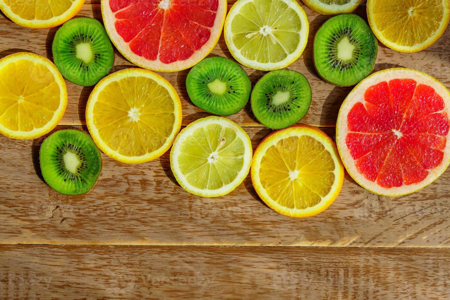 Rahmen mit Scheibe Orangen, Zitronen, Kiwi, Grapefruit-Muster isoliert auf weißem Hintergrund. Platz kopieren foto