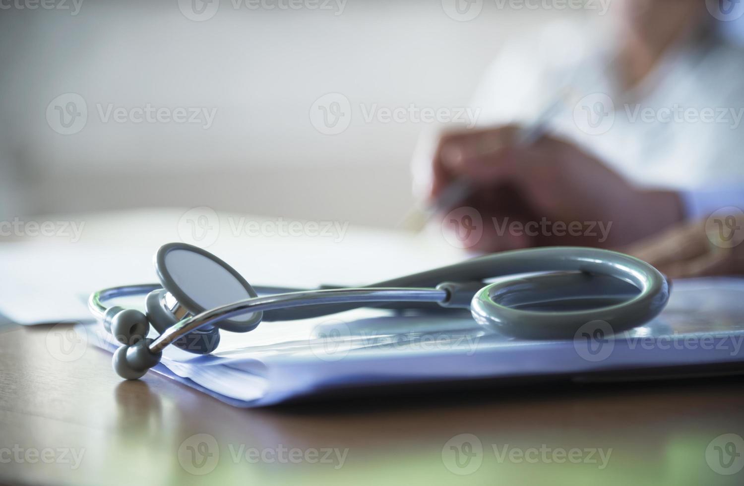 ein Stethoskop auf dem Arzttisch foto