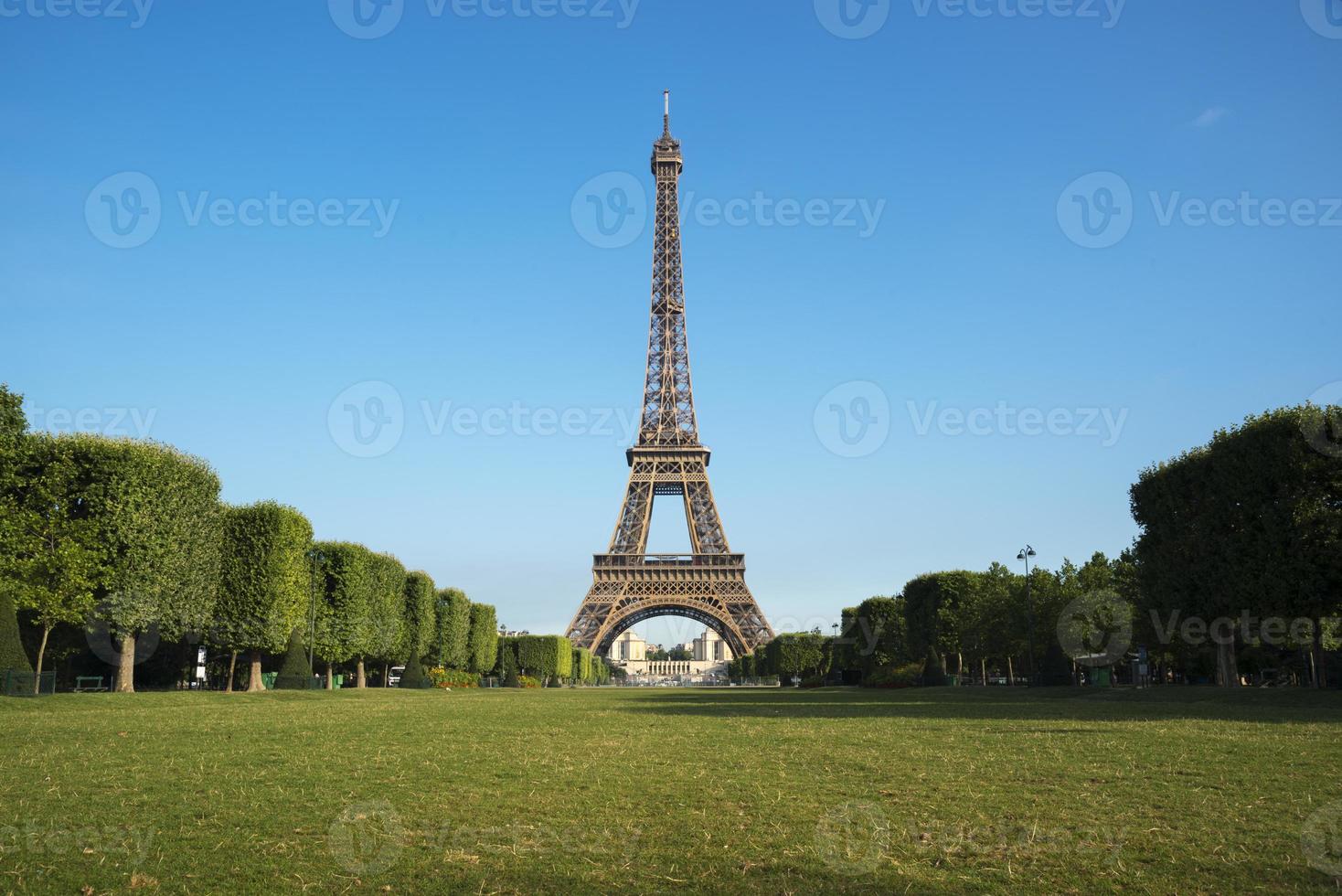 Eiffelturm auf Hintergrund des blauen Himmels foto