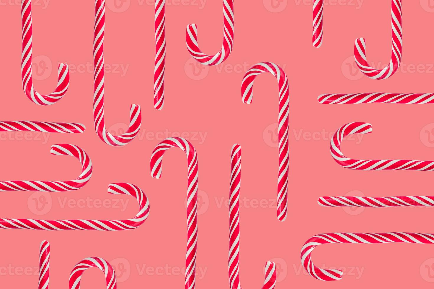 traditionelle zuckerstangen auf rosa hintergrund. neujahrs- und weihnachtskonzept foto