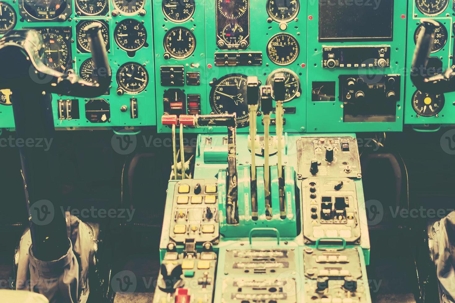 Innenraum eines alten Vintage-Passagierflugzeug-Cockpits foto