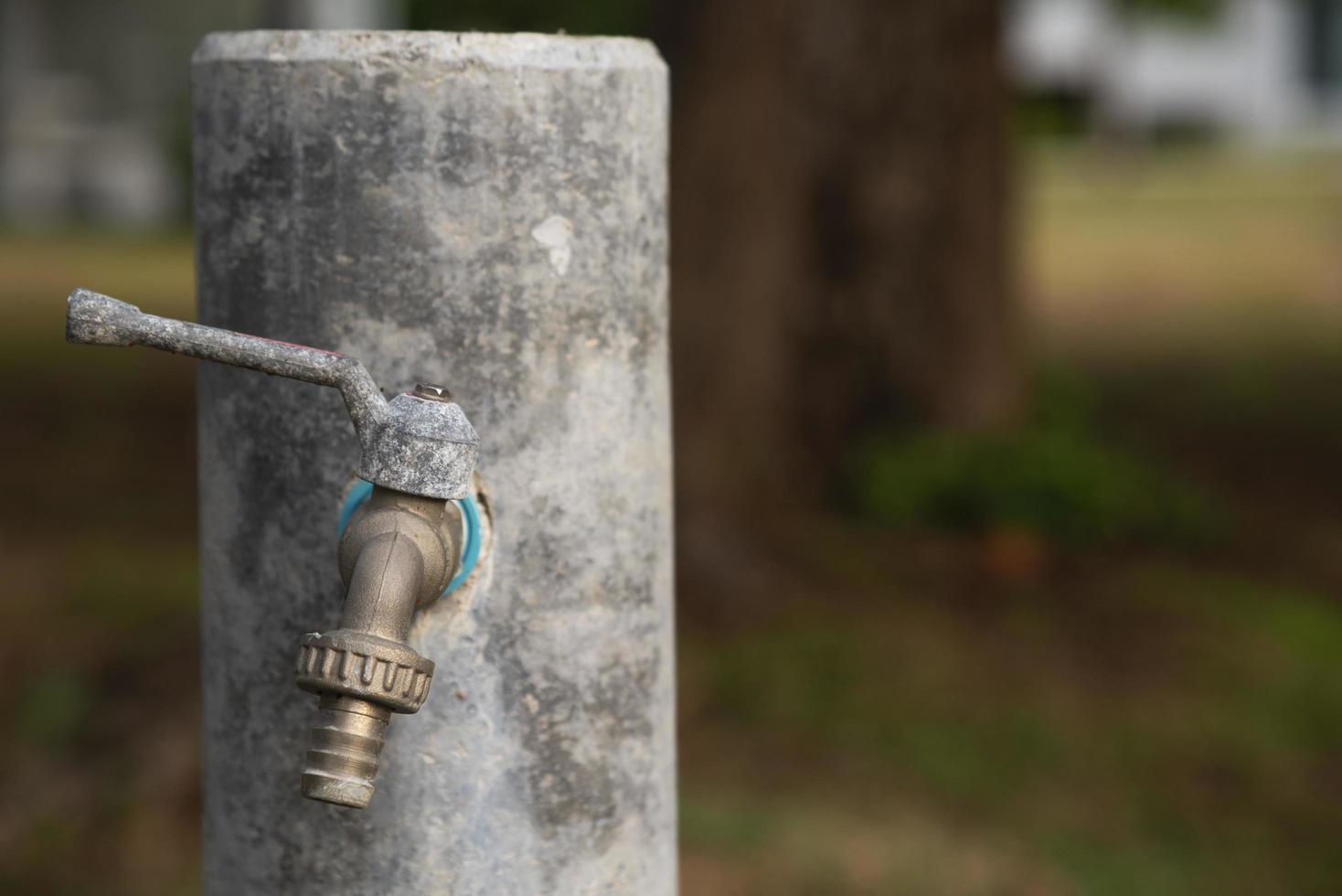 Ein alter Wasserhahn mit rostigem Griff foto