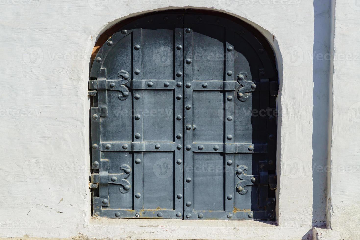 Schwarze Eisentür im alten Haus. antikes architekturelement foto