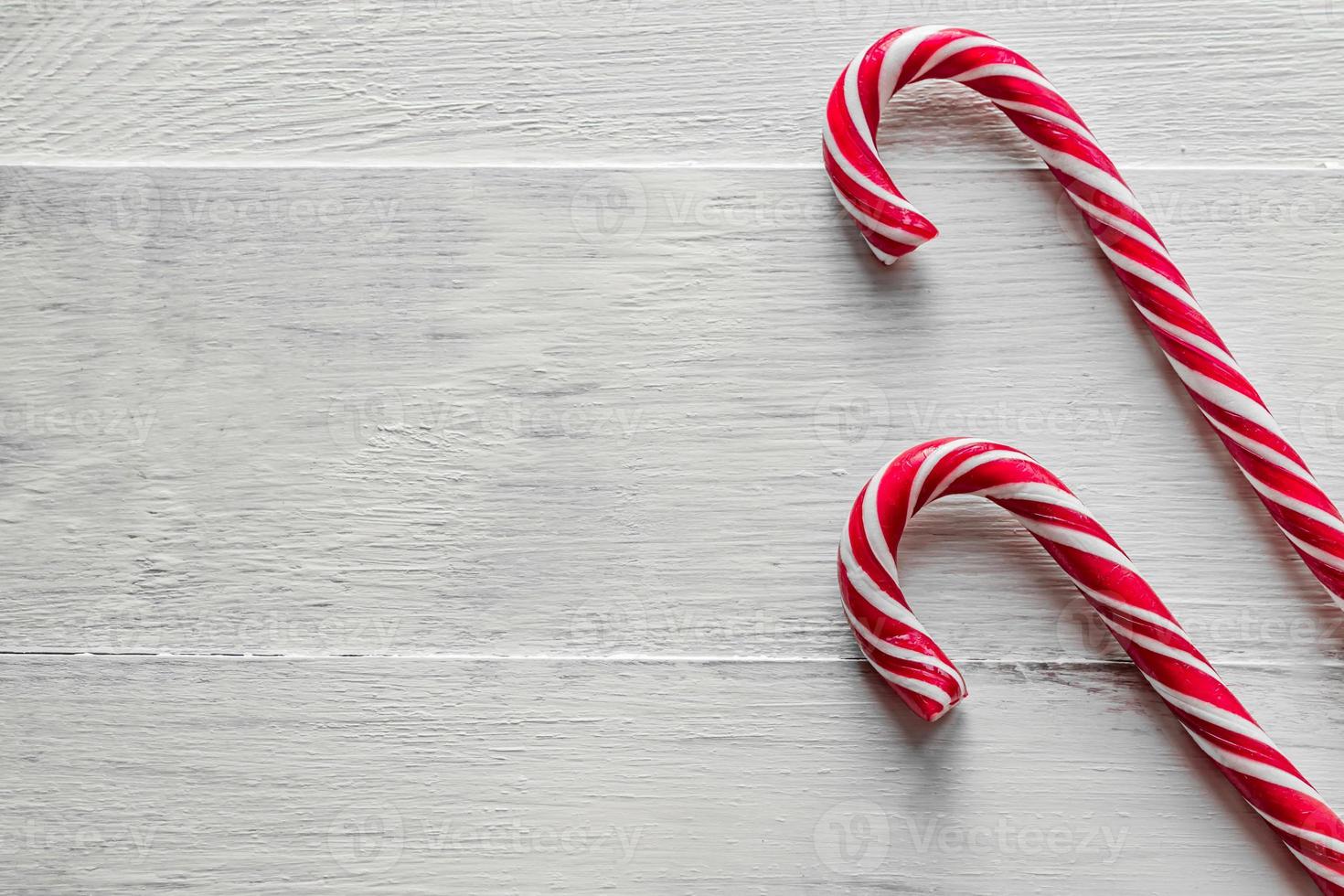 traditionelle Zuckerstangen auf Holzhintergrund. neujahrs- und weihnachtskonzept foto