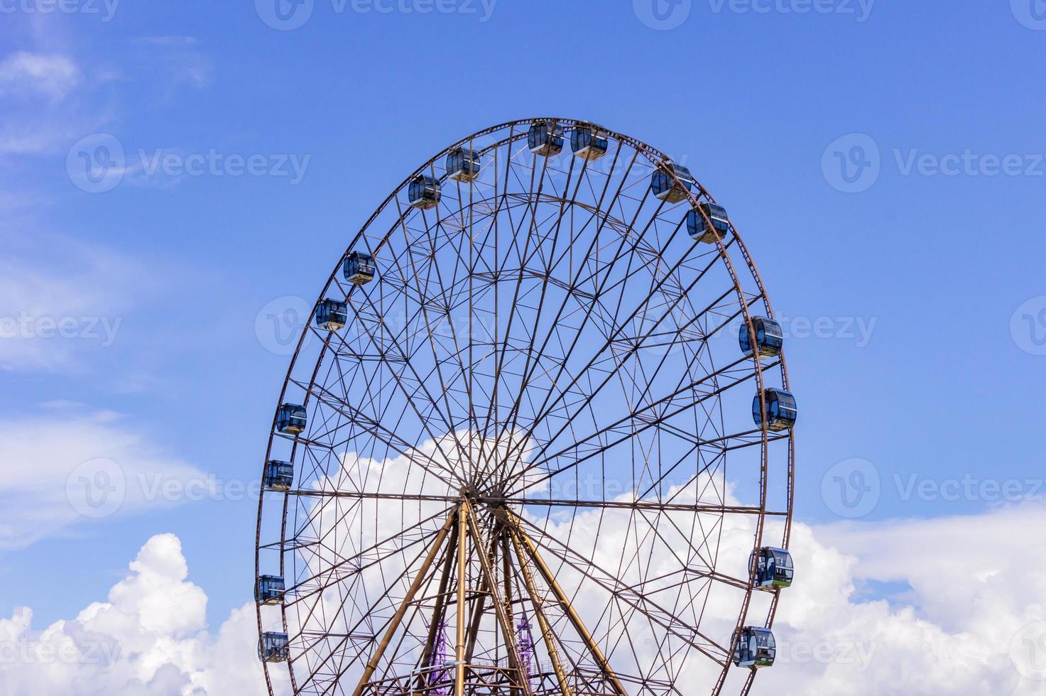 großes Atraktions-Riesenrad auf dem Hintergrund eines schönen blauen Himmels mit Wolken foto