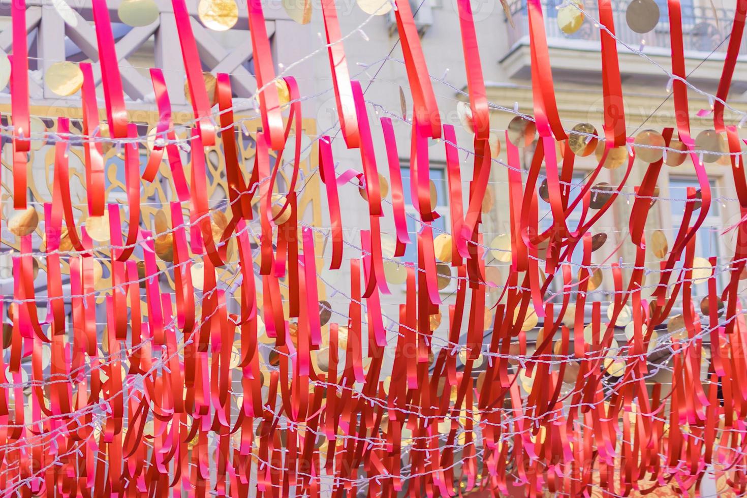 rote festliche bänder und goldene kreise gegen blauen himmel. bunte Girlande für Eventdekoration foto