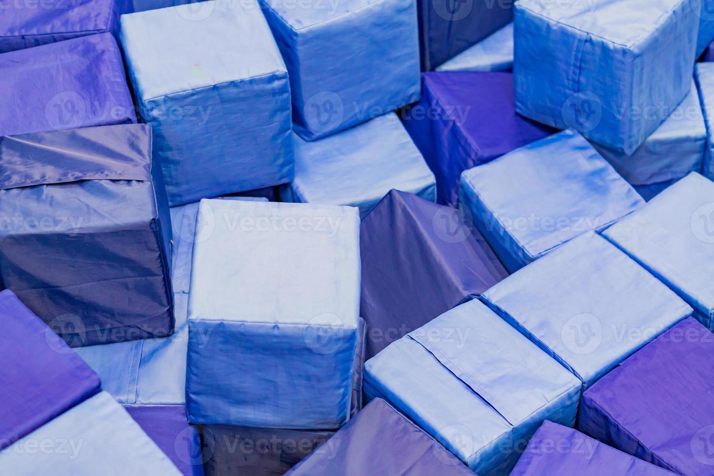 viele weiche blaue Blöcke in einem Kinder-Trockenbecken auf dem Spielplatz. geometrisches Spielzeug. foto