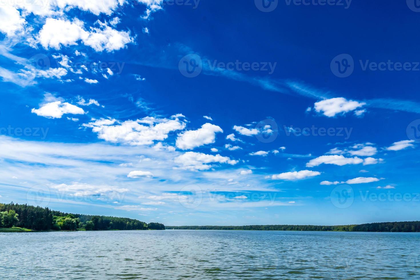 sommerpanoramalandschaft mit einer wolga. Blick vom Boot foto