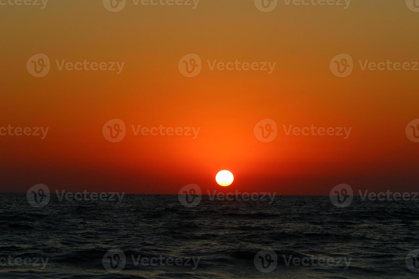 die sonne geht unter dem horizont am mittelmeer im norden israels unter. foto