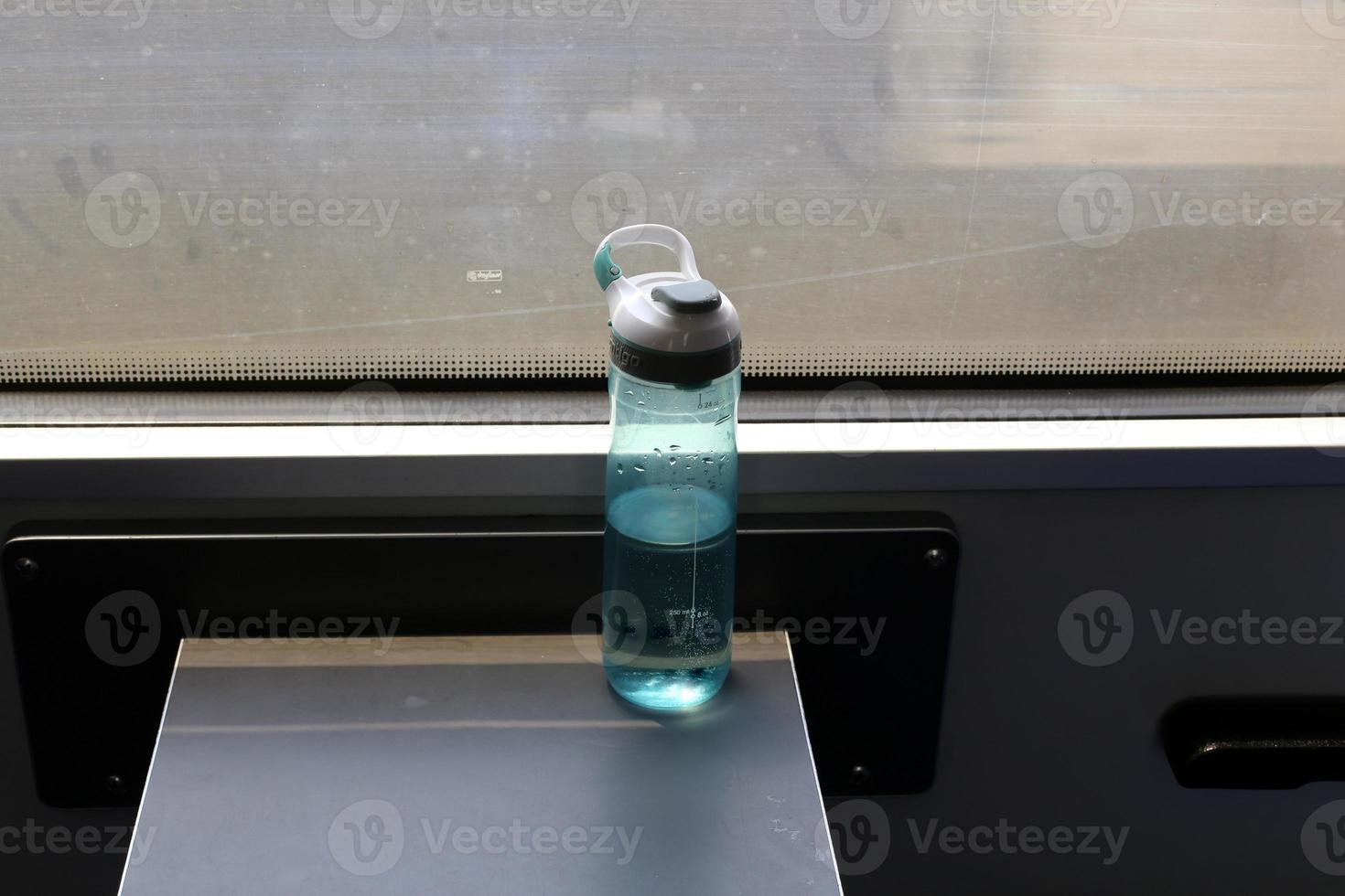 auf dem Tisch in einem Glas Softdrinks. foto