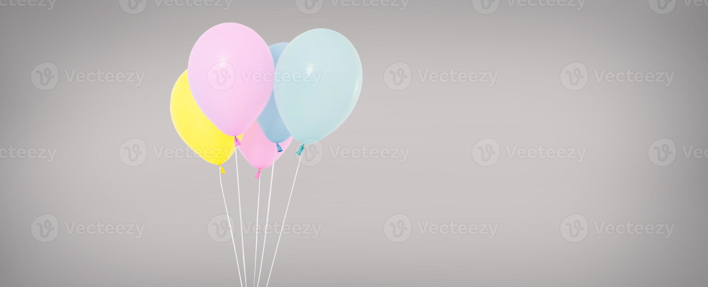 Feiertagsballons lokalisiert auf grauem Hintergrund, farbiger Ballon foto