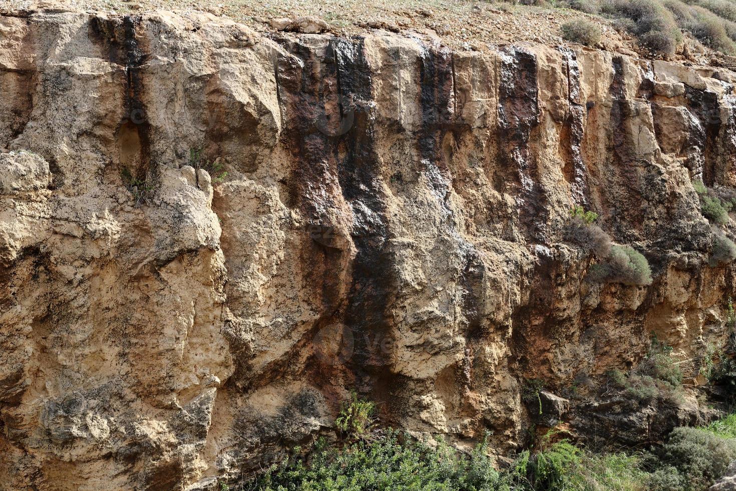 Textur von Felsen und Steinen in einem Stadtpark in Israel. foto