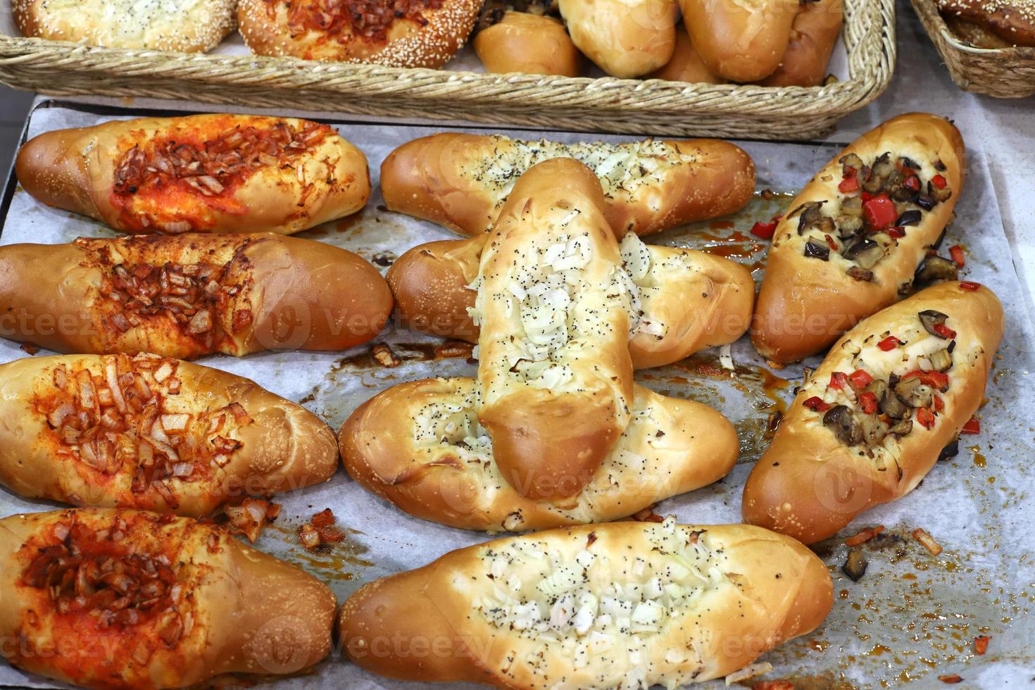 Brot und Backwaren werden in einem Geschäft in Israel verkauft. foto