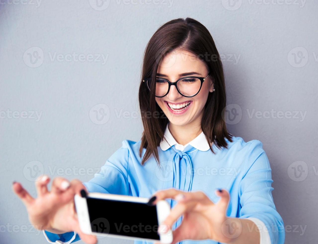 lächelnde Geschäftsfrau, die selfie Foto macht