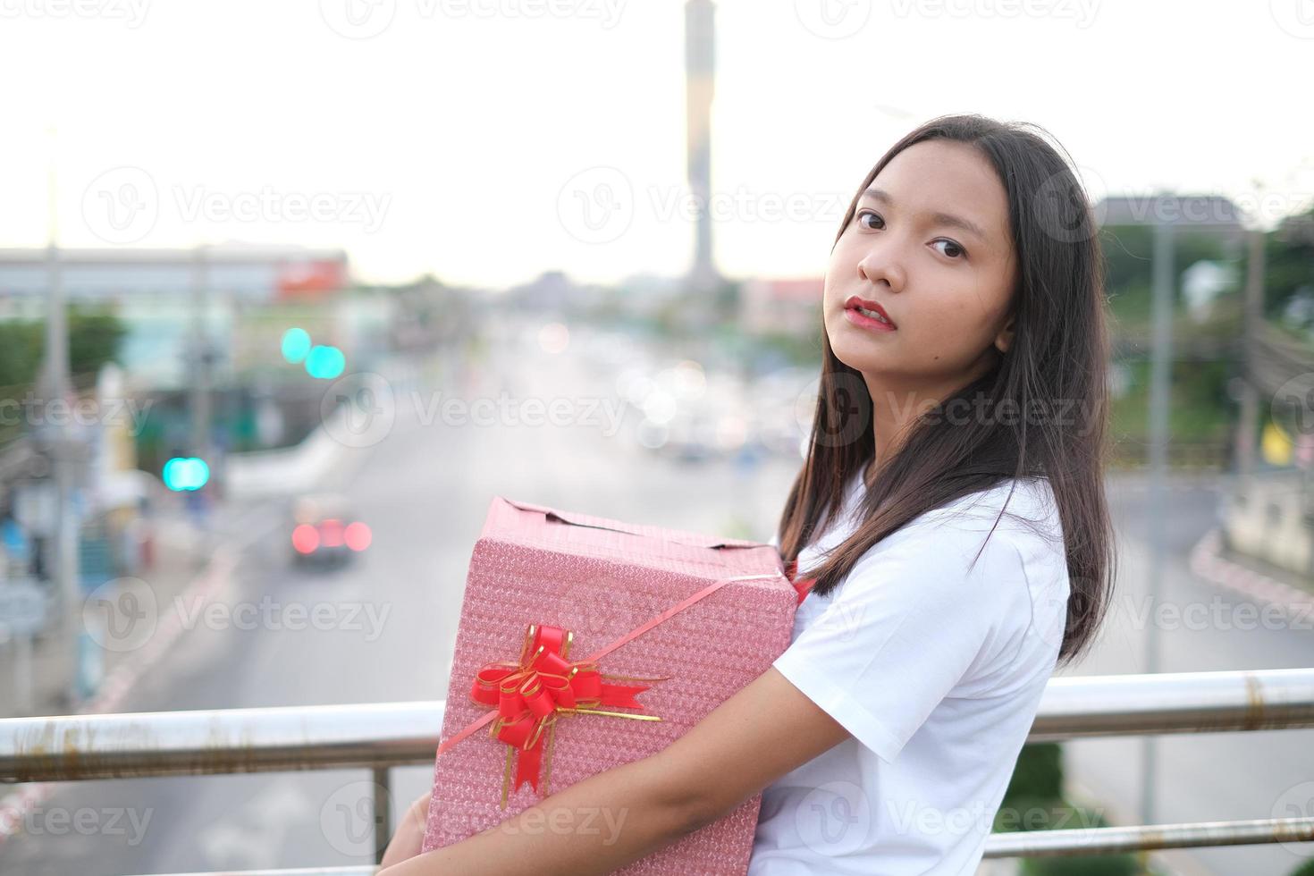 glückliches junges Mädchen mit Geschenkbox. foto