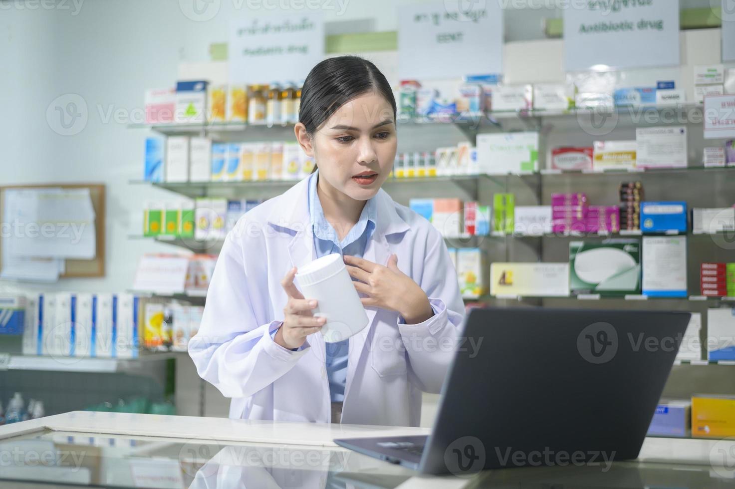 Apothekerin berät Kunden per Videoanruf in einer modernen Apotheke. foto