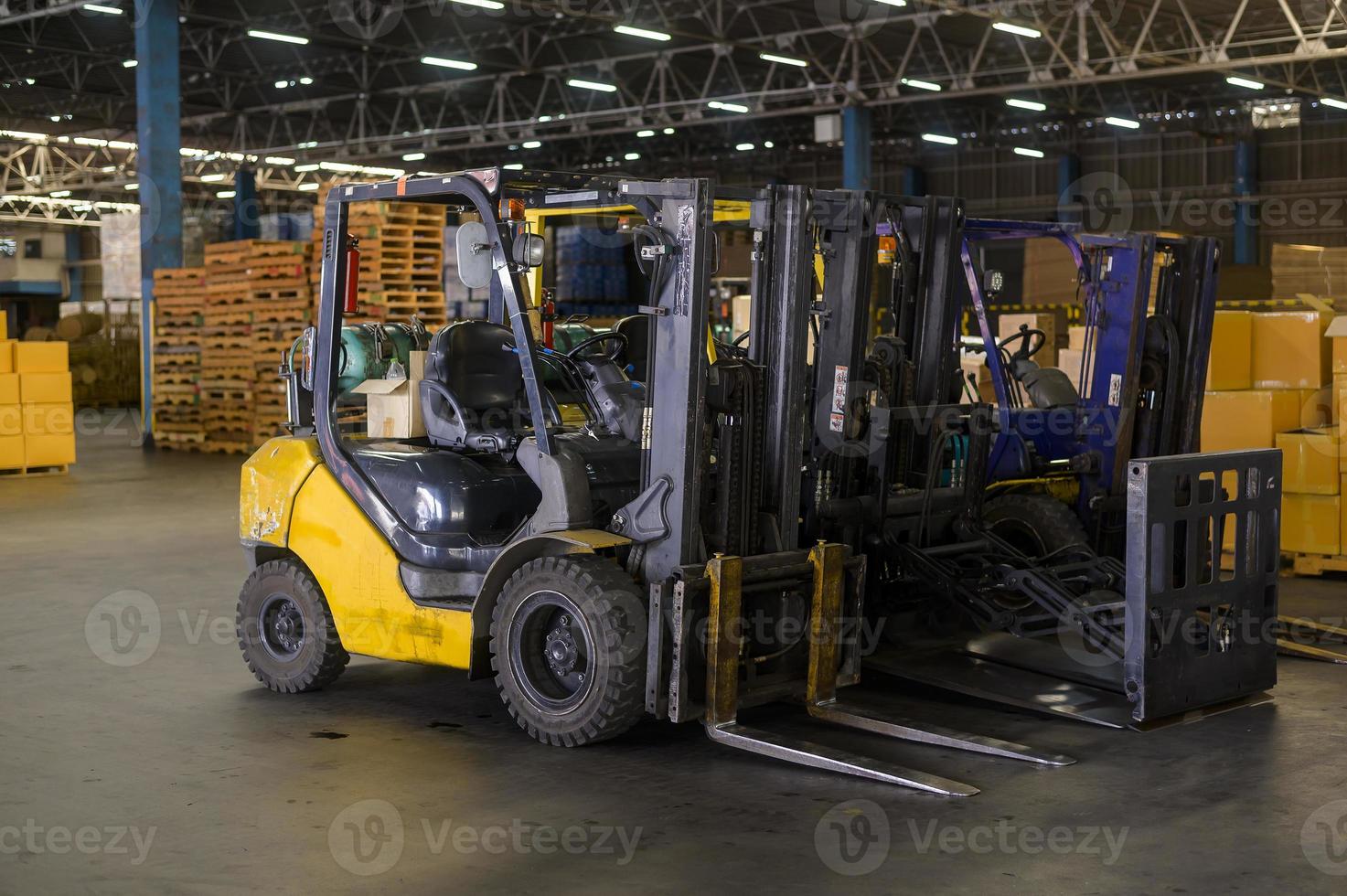 gabelstaplerlader im lager-, maschinen- und logistikkonzept. foto