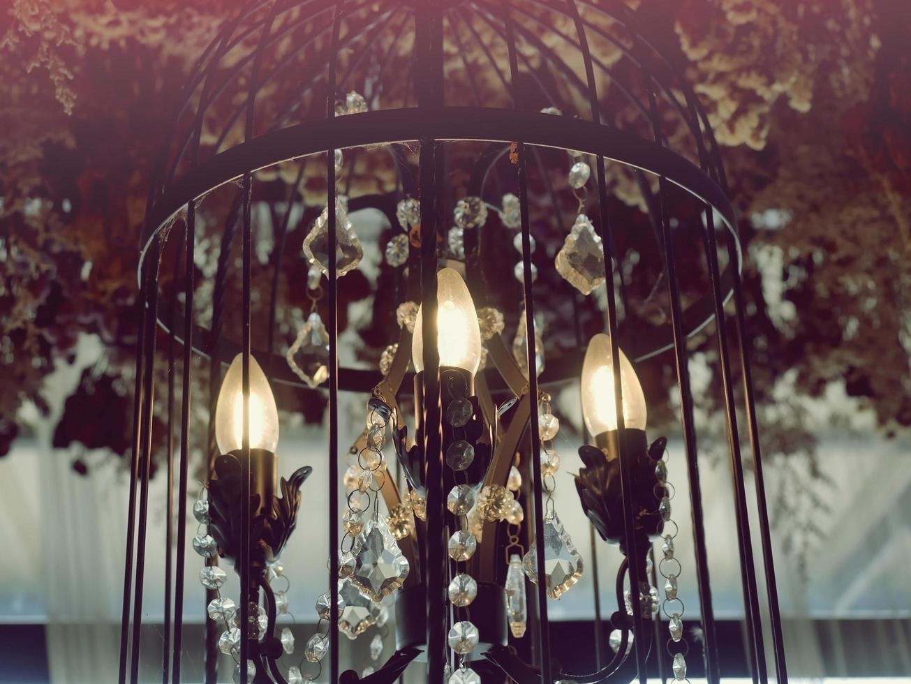 teure Lampen, die mit teuren Ornamenten geschmückt waren, leuchteten hell. foto