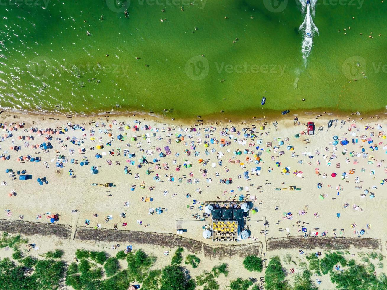 Luftaufnahme des Strandes und der Küste in Palanga, Litauen. foto