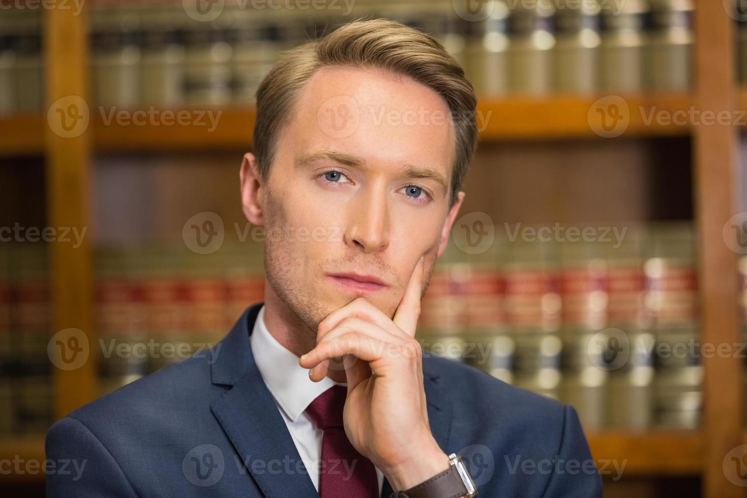 hübscher Anwalt in der Rechtsbibliothek foto