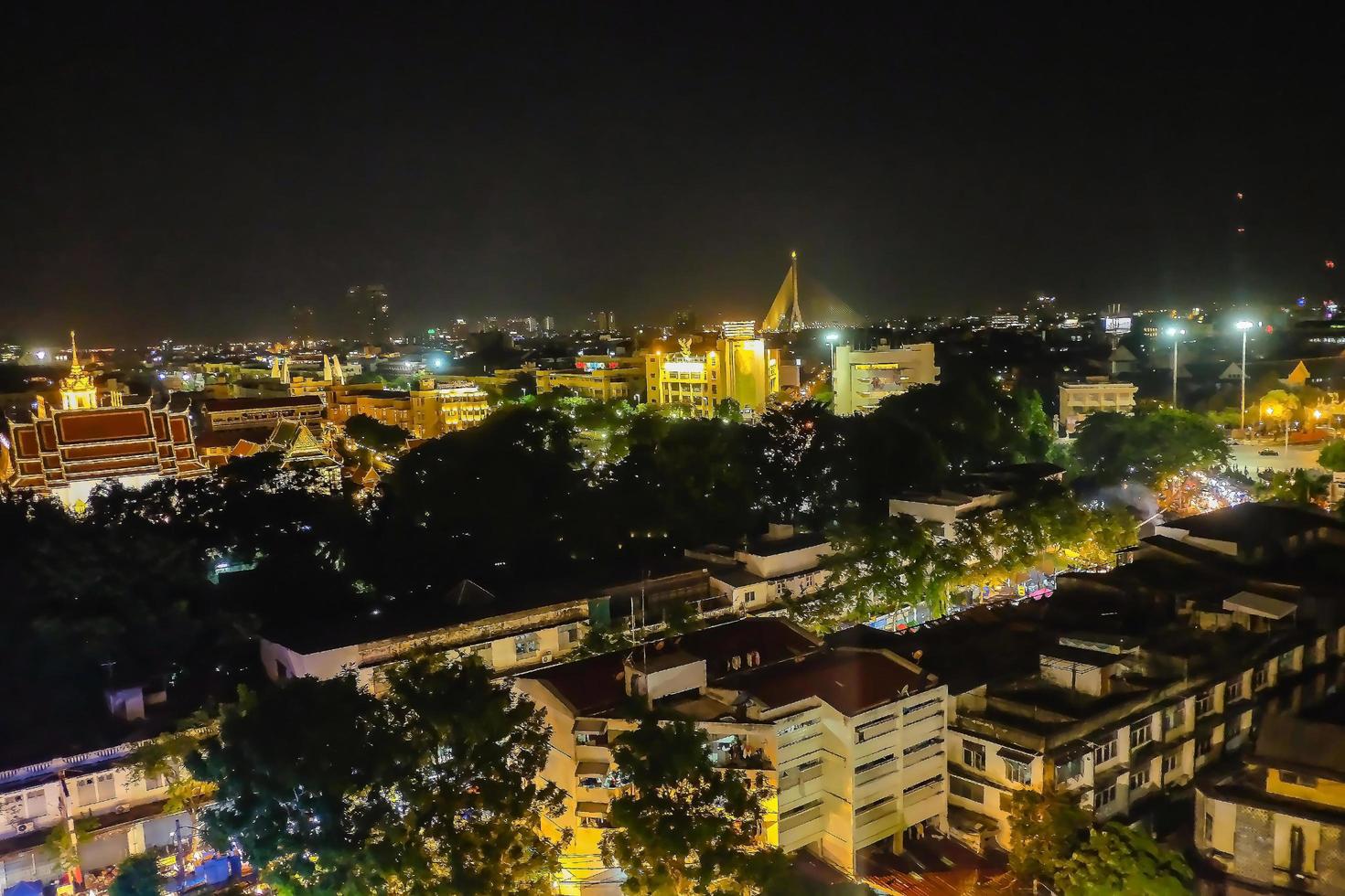 schöne nächtliche stadtbildansicht vom goldenen berg im wat-saket-tempel und licht des loi-krathong-festivals, stadt bangkok thailand foto