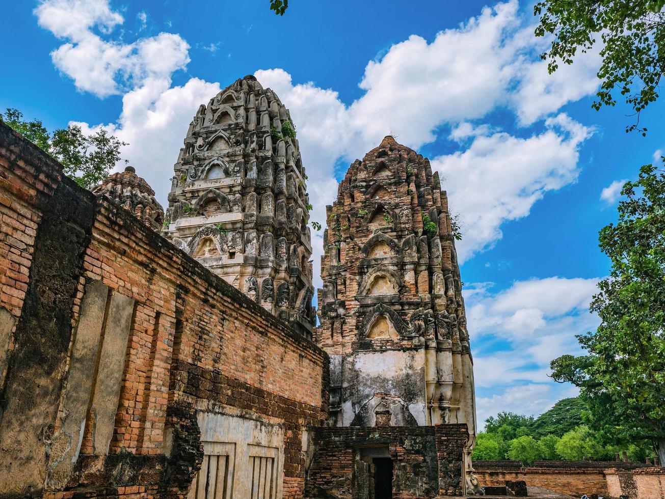 wat si sawai tempel im historischen park sukhothai, stadt sukhothai thailand foto