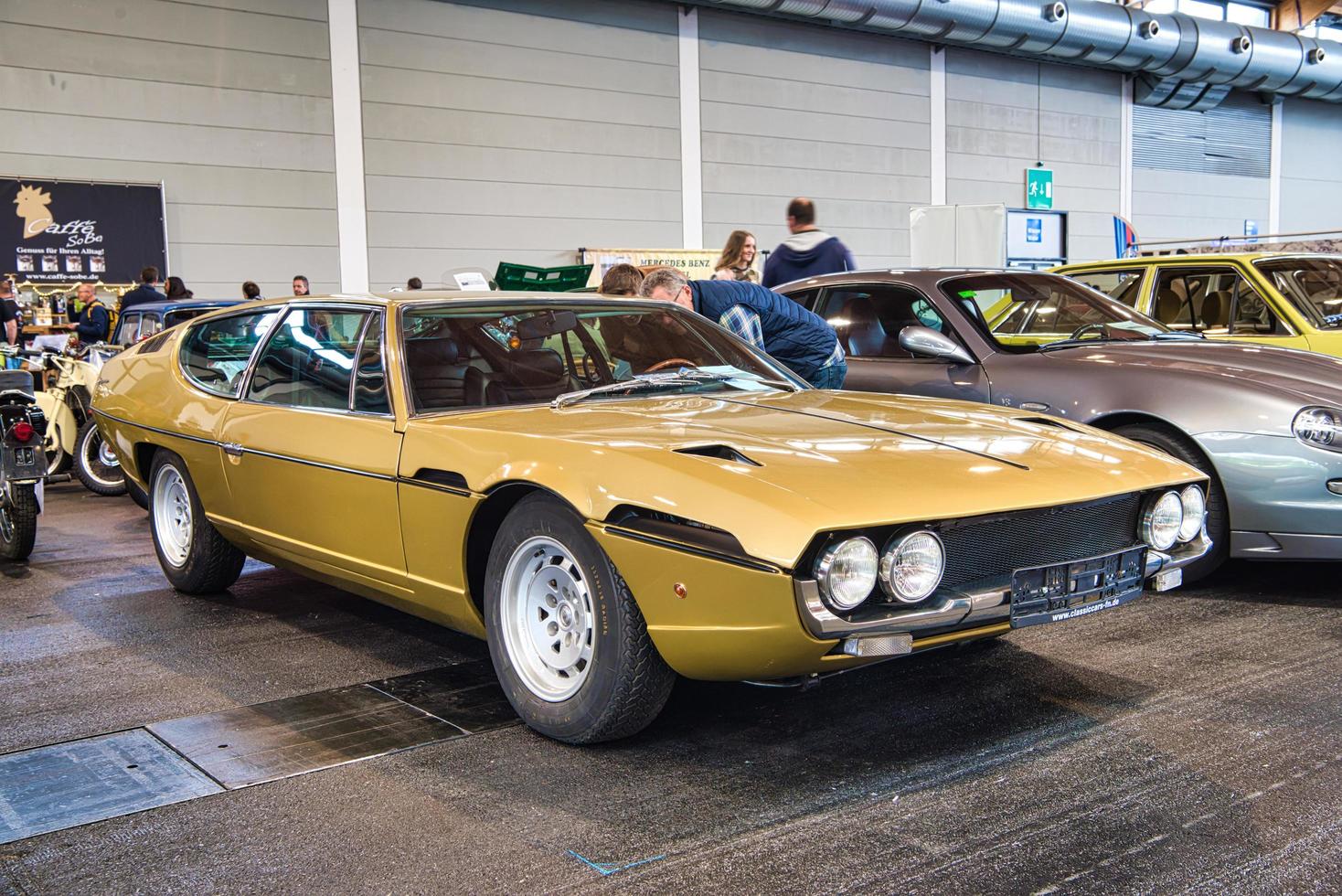 friedrichshafen - mai 2019 sand golden lamborghini espada 400 gt 1972 coupe bei motorworld classics bodensee am 11. mai 2019 in friedrichshafen, deutschland foto