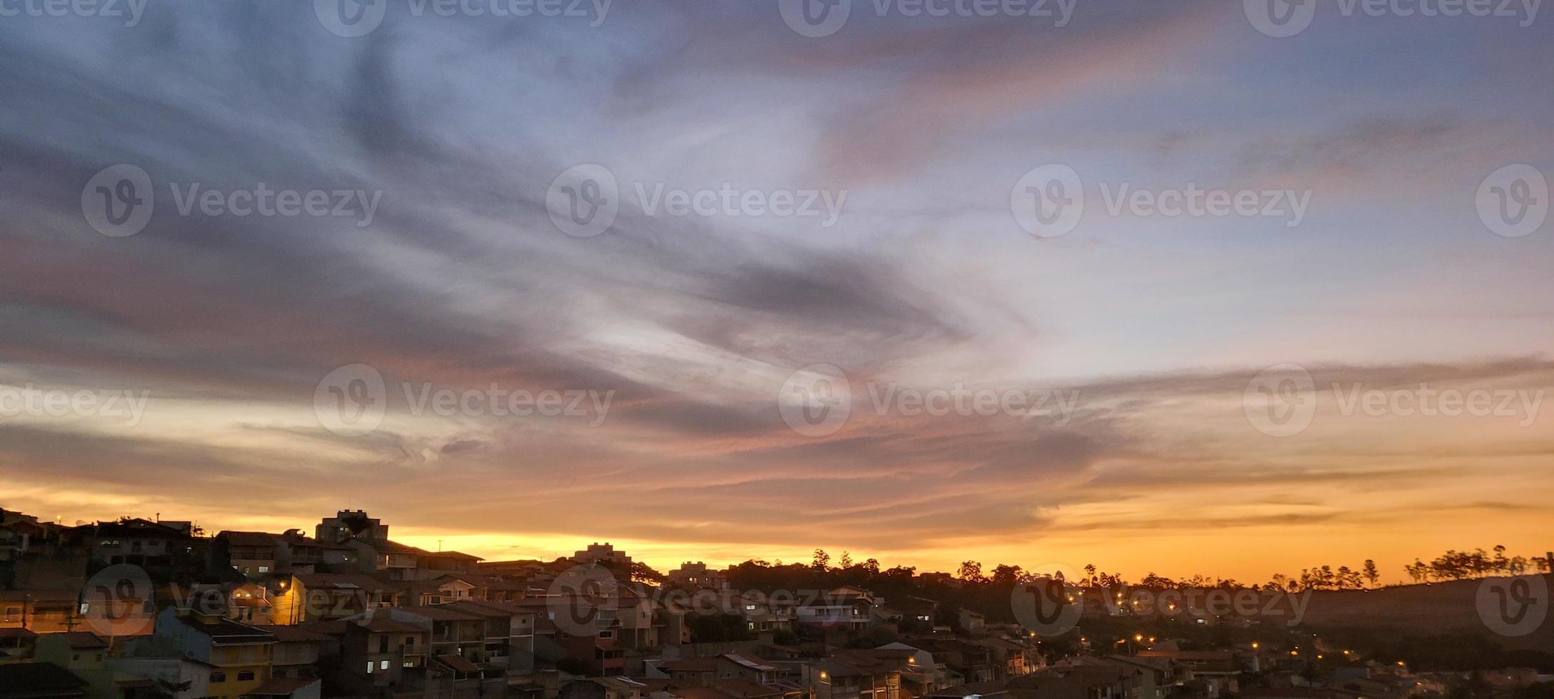 Farbenfroher Sonnenuntergang am späten Nachmittag in der Landschaft Brasiliens foto