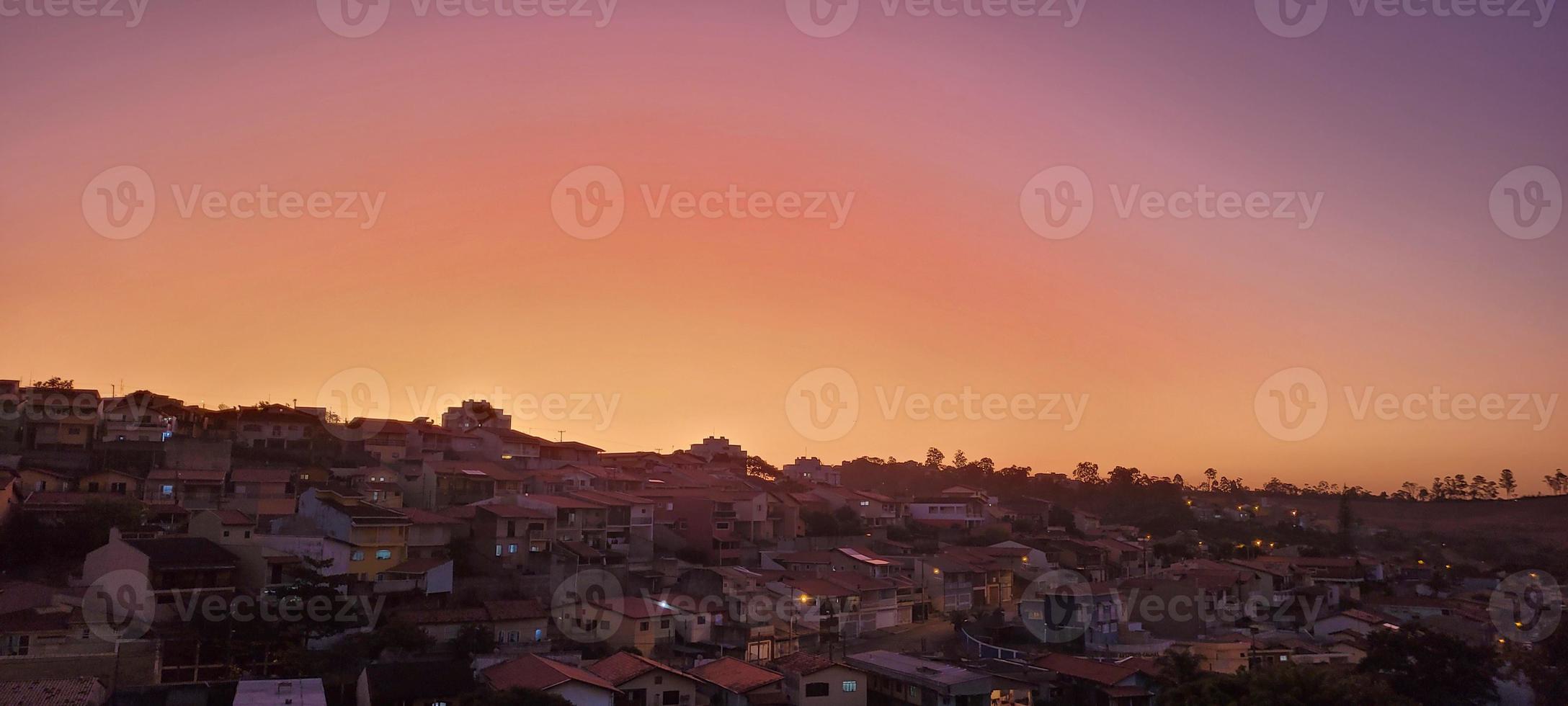 Farbenfroher Sonnenuntergang am späten Nachmittag in der Landschaft Brasiliens foto