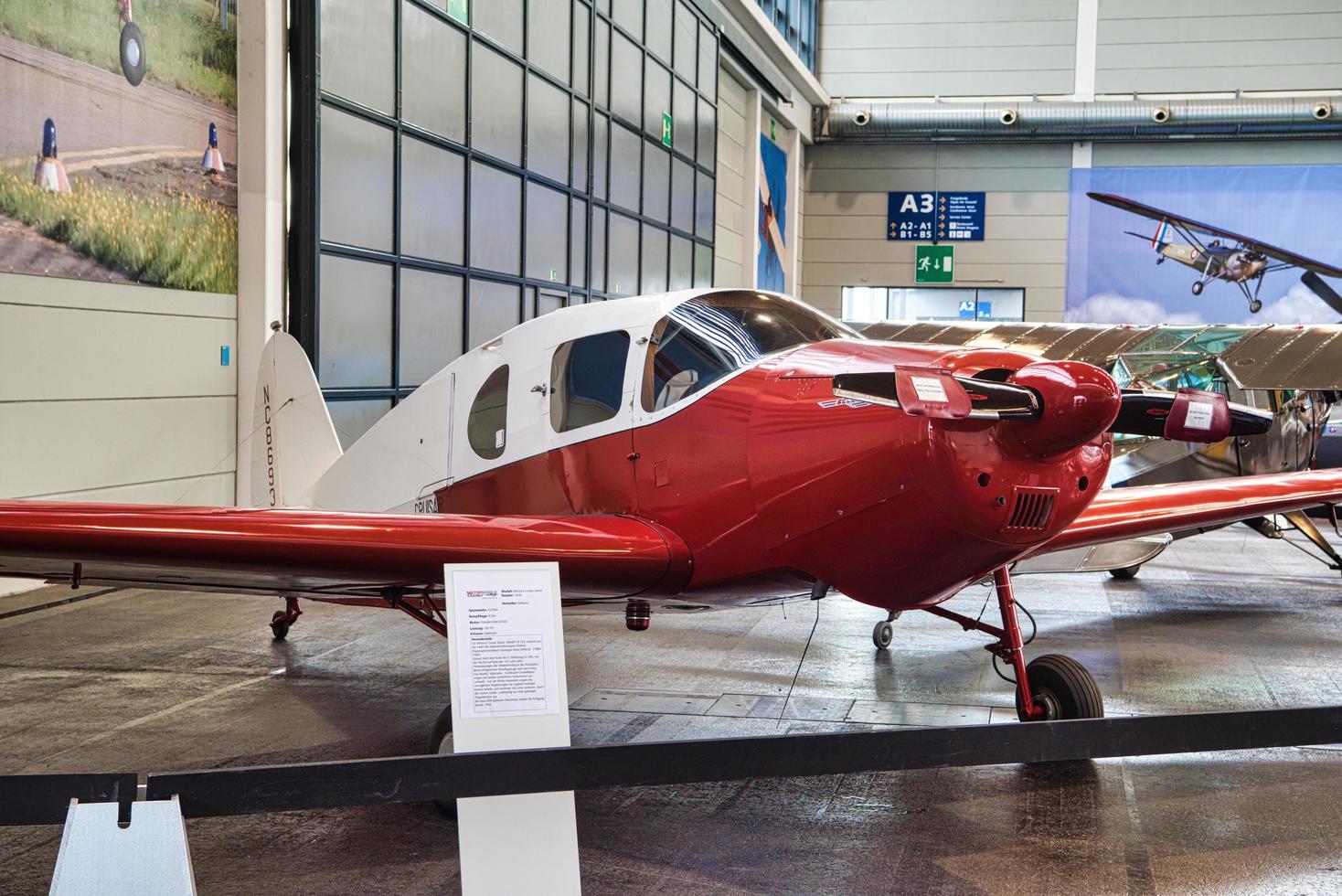 friedrichshafen - mai 2019 red plane bellanca crusair senior 1946 bei motorworld classics bodensee am 11. mai 2019 in friedrichshafen, deutschland foto