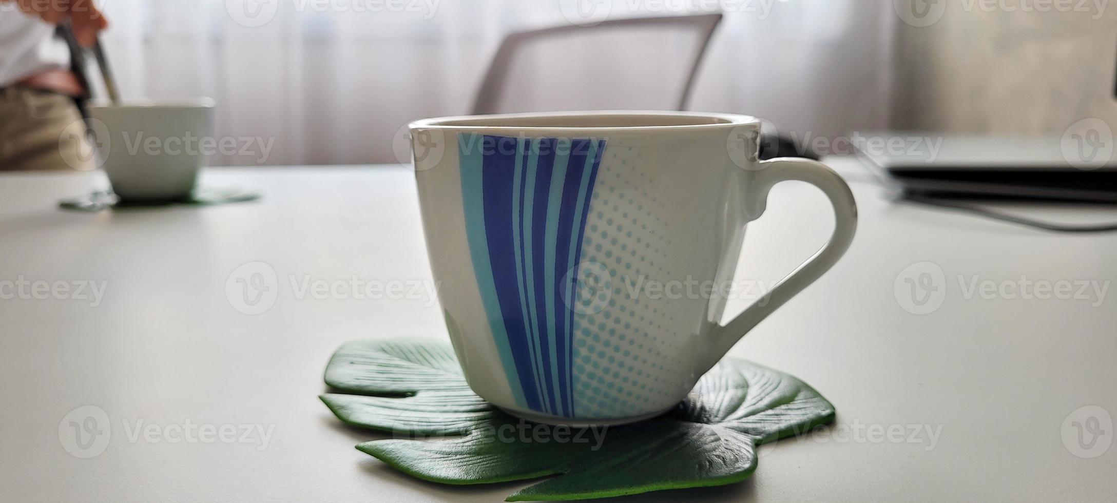 morgendliche tasse kaffee am tag der bürositzung foto